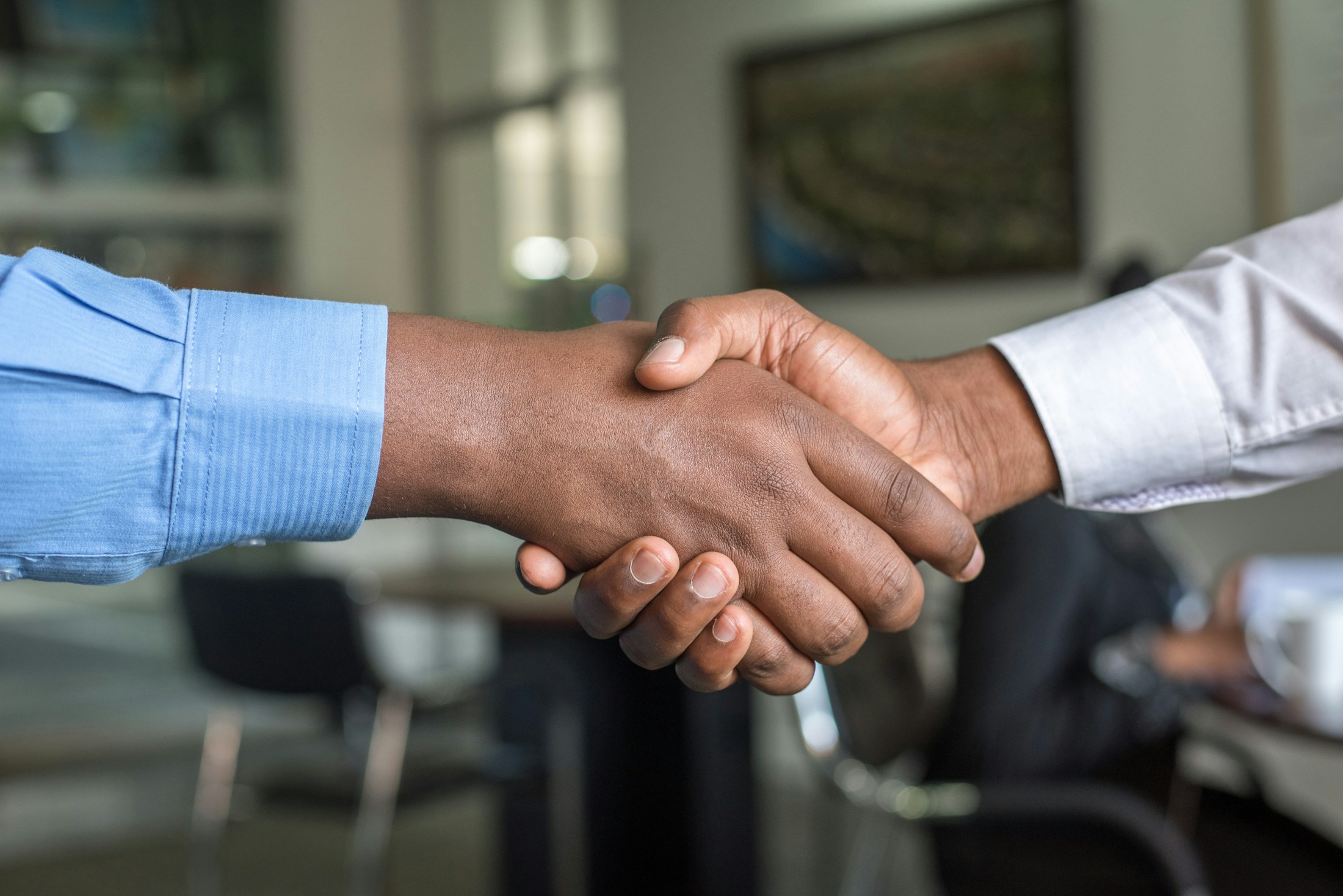 Ein Handschlag als Symbol einer Geschäftspartnerschaft
